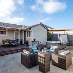 Charming Garden Cottage- steps to historic Old Town Half Moon Bay