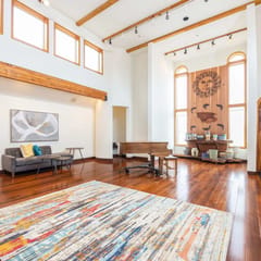 Seaside Art Gallery Loft: Inspire Your Creativity with Breathtaking Views!
