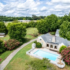 Tranquil Mountain Escape: Luxurious 5-Bedroom Farmhouse with Pool