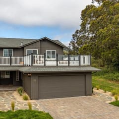 Seaside Home: Modern Retreat with Breathtaking Views and Beachside Charm