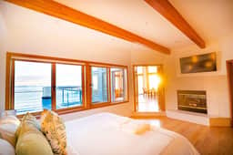 Luxury Beachfront Penthouse / Walk to the Beach, Restaurants, Entertainment