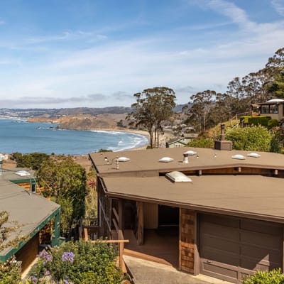Small Home with Ocean View walk to Restaurants, Brewery, Shops, Beach