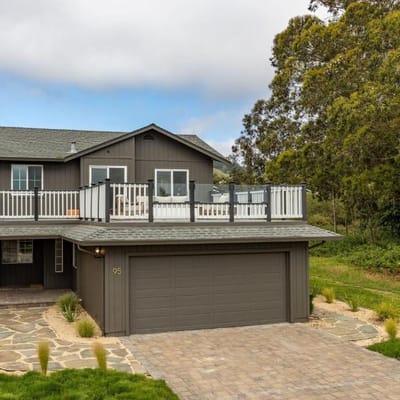 Seaside Home: Modern Retreat with Breathtaking Views and Beachside Charm