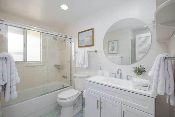 Private Cottage House - Walk to Beaches, Harbor,Food, Trials, so much more