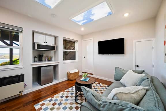 Small Home with Ocean View walk to Restaurants, Brewery, Shops, Beach