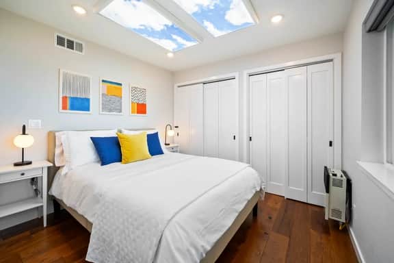 Small Home with Ocean View walk to Restaurants, Brewery, Shops, Beach