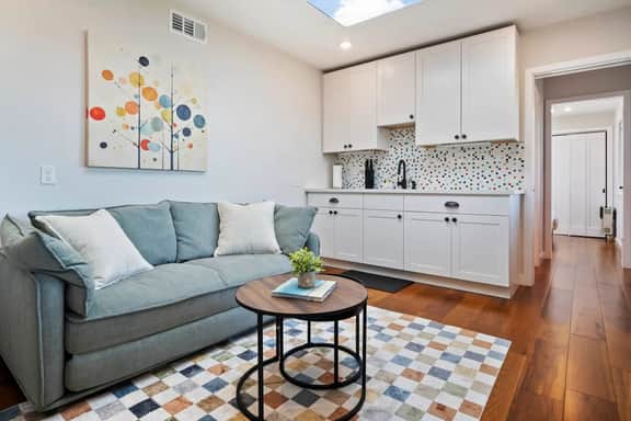 Small Home with Ocean View walk to Restaurants, Brewery, Shops, Beach