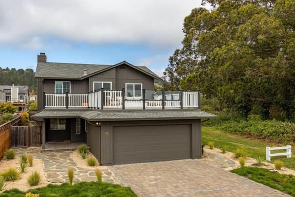 Seaside Home: Modern Retreat with Breathtaking Views and Beachside Charm