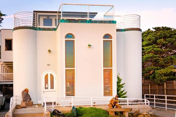 Beach Villa Home - Walk to Beaches, Trails, Restaurants, Activities & more