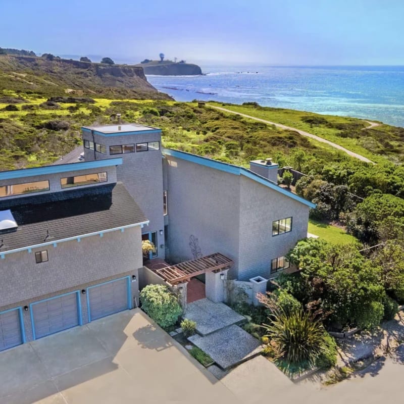 Unmatched Ocean, Beach, and Mountain Views – Family-Friendly Retreat.